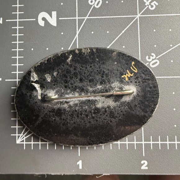 Hand-Painted Oval Brooch With‎ Floral Design And Lacquer Finish - Picture 4 of 4